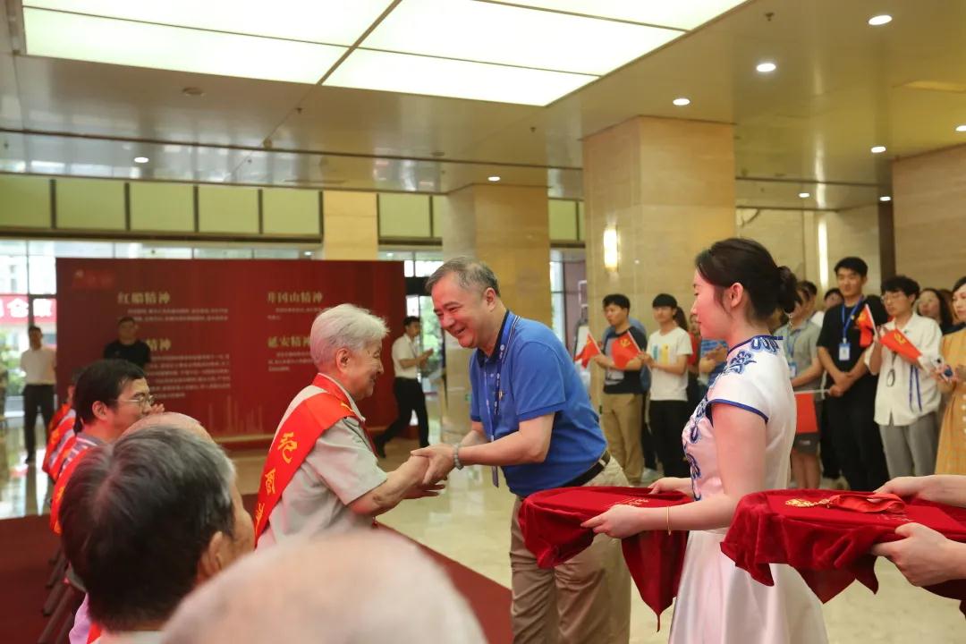 ¡°ÇìÐÒÔÚµ³50Äꡱ(ͼ1)